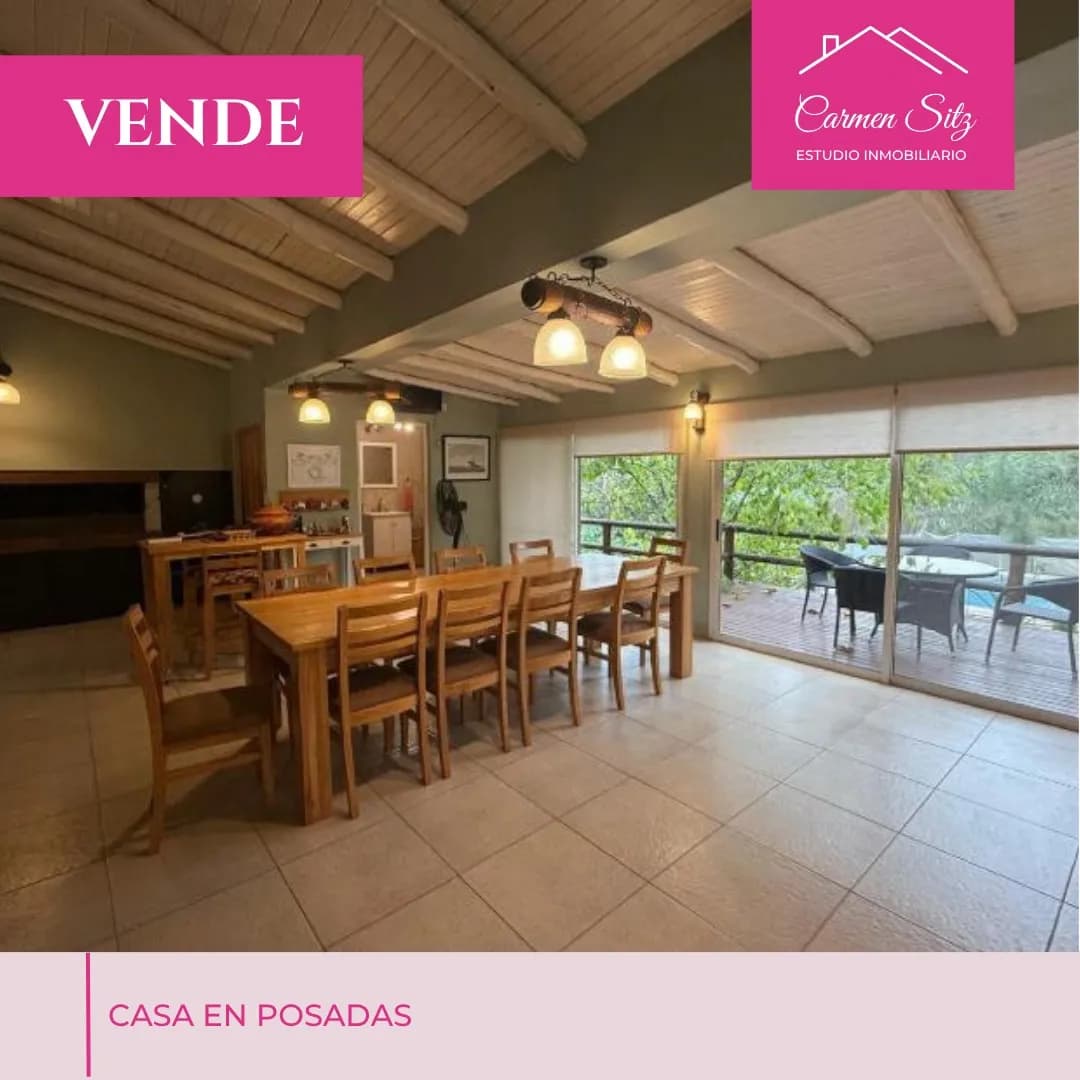 Amplio comedor rústico con ventanales