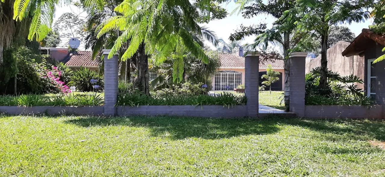 Casa con amplio jardín y vegetación