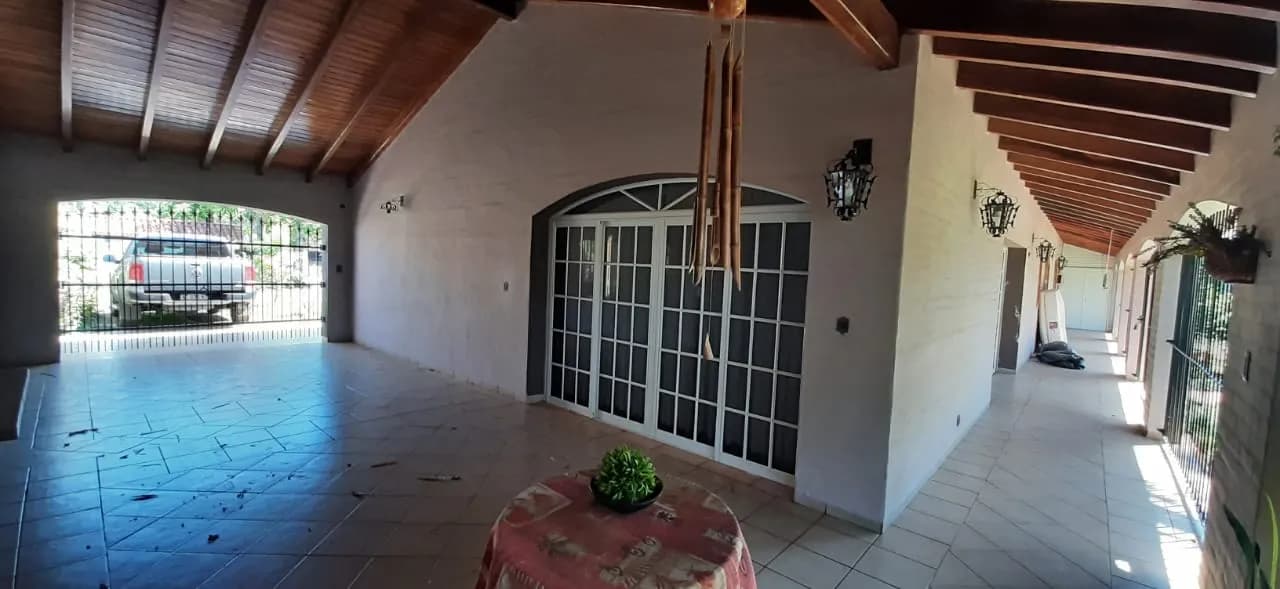 Galería techada con vigas de madera