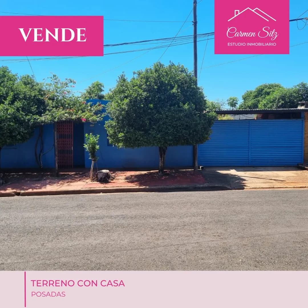 Terreno con casa azul en venta