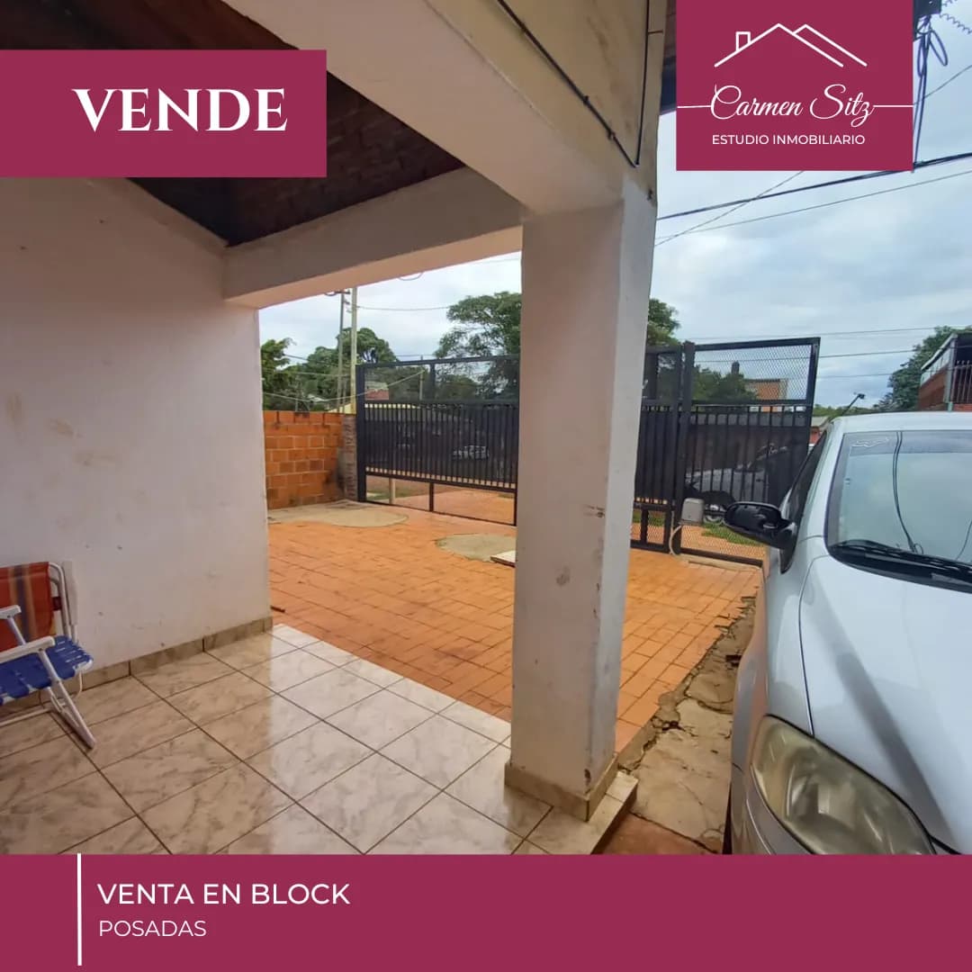 Entrada de casa con garaje