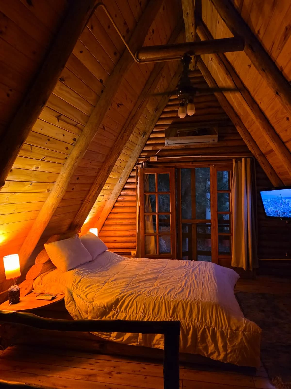 Acogedor dormitorio en cabaña de madera
