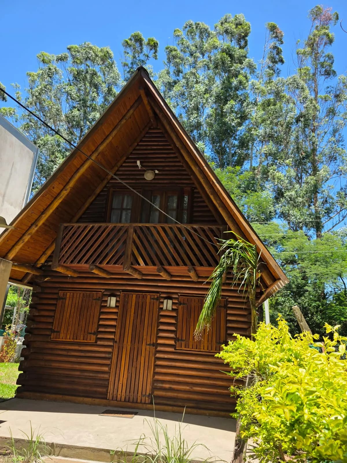 Cabaña alpina de madera con balcón