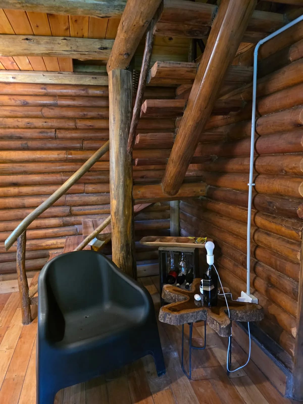 Interior de cabaña rústica de madera