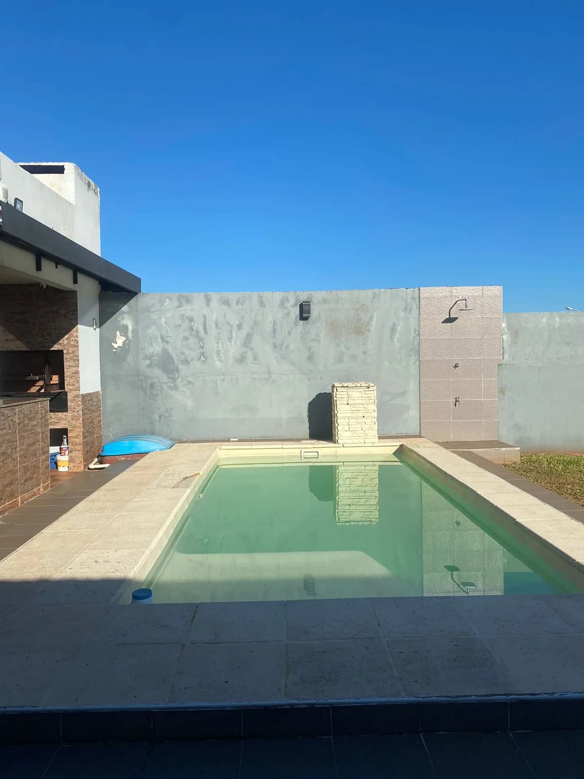 Amplio patio con piscina y parrilla