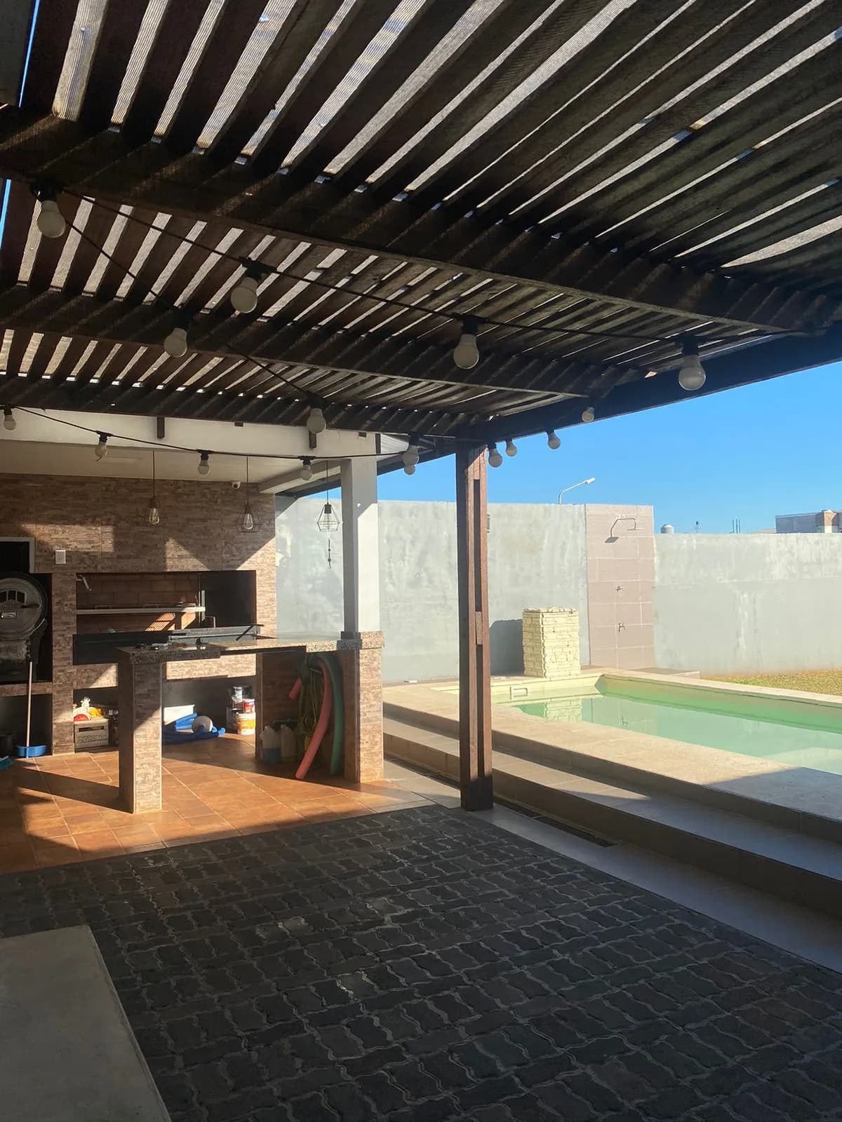 Quincho con pérgola y piscina