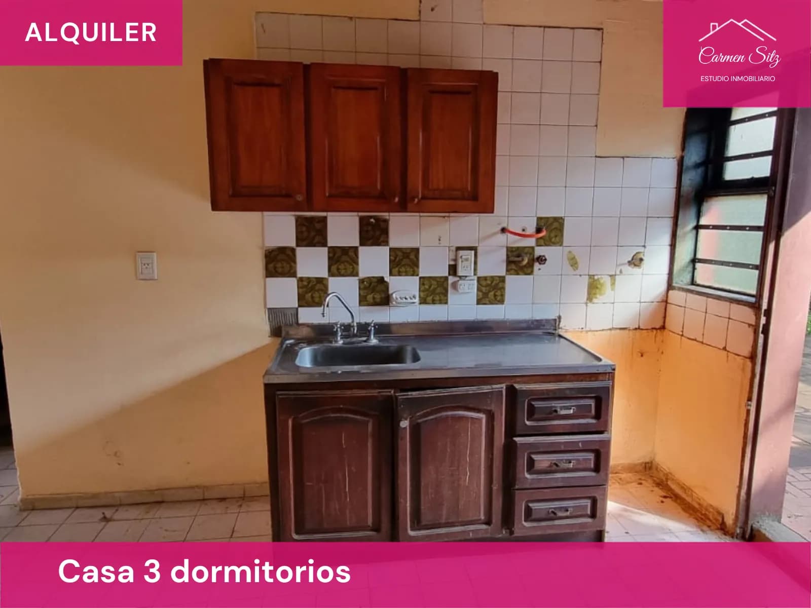 Cocina sencilla con muebles de madera