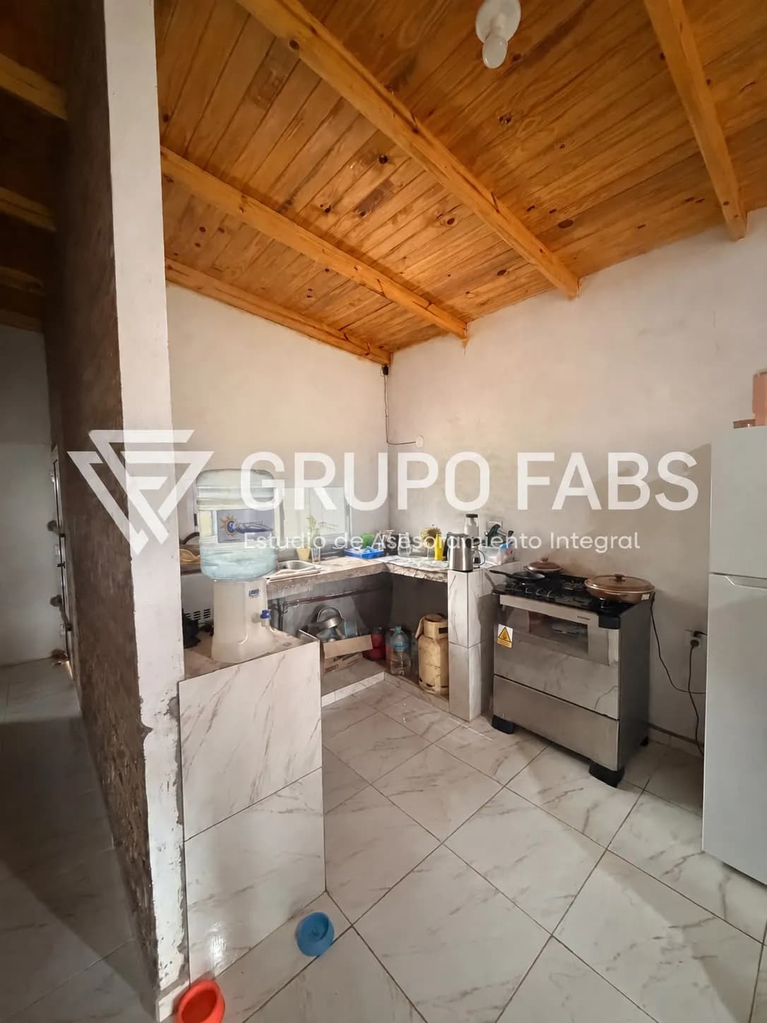 Cocina pequeña con techo de madera