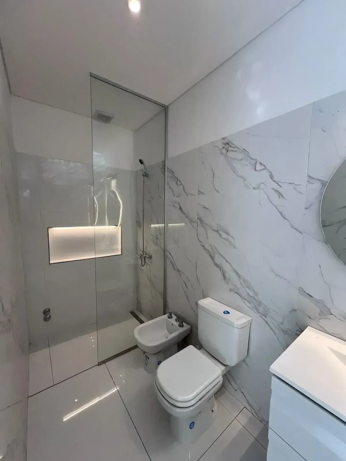 Baño moderno con acabados de mármol