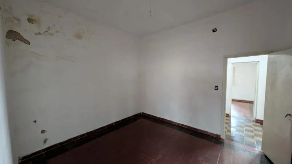 Casa EN VENTA a Refaccionar sobre Av. Tacuarí