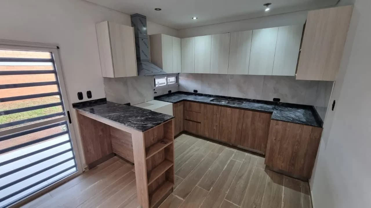 Cocina moderna con muebles de madera