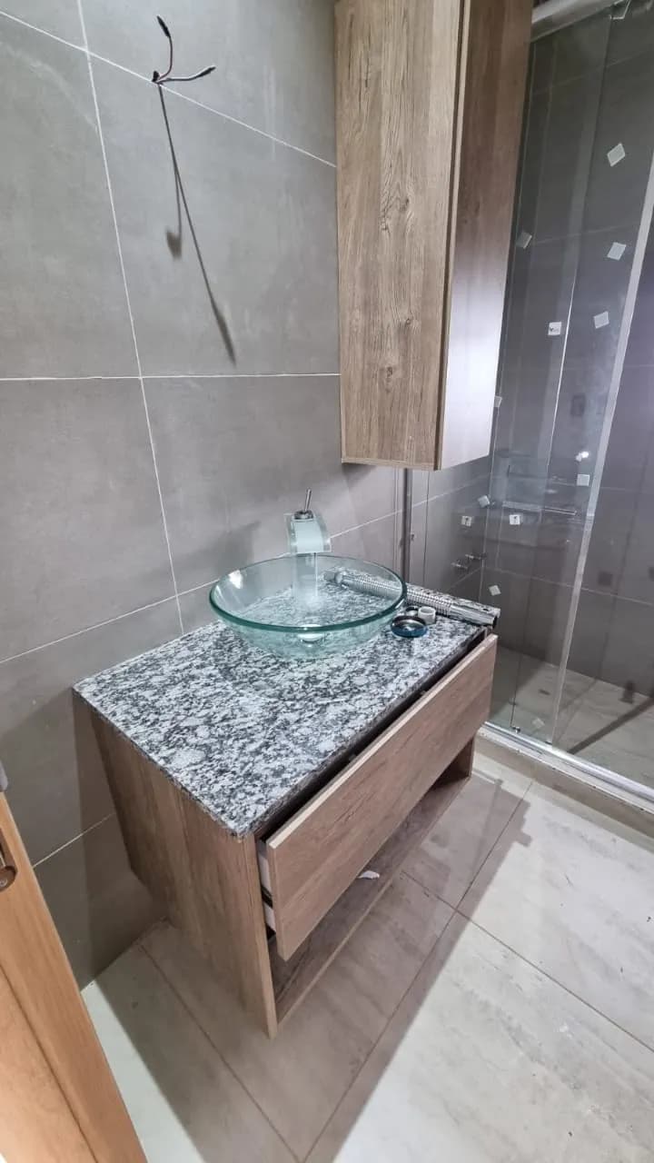 Baño moderno con lavabo de vidrio
