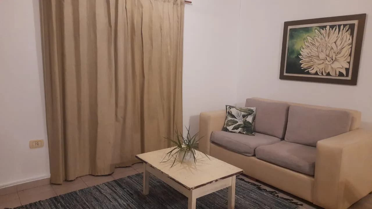Acogedora sala de estar con sillón