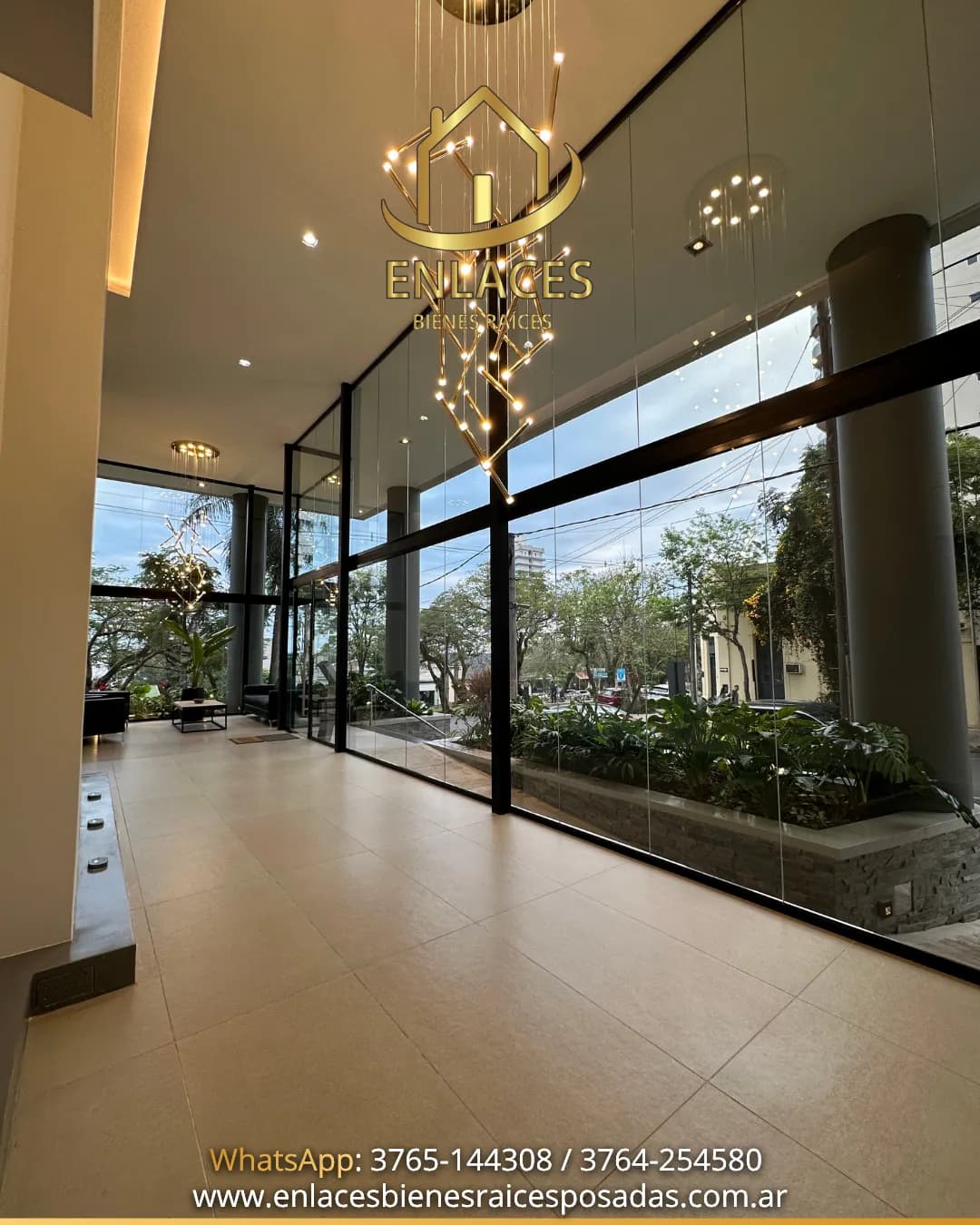 Lobby elegante con grandes ventanales