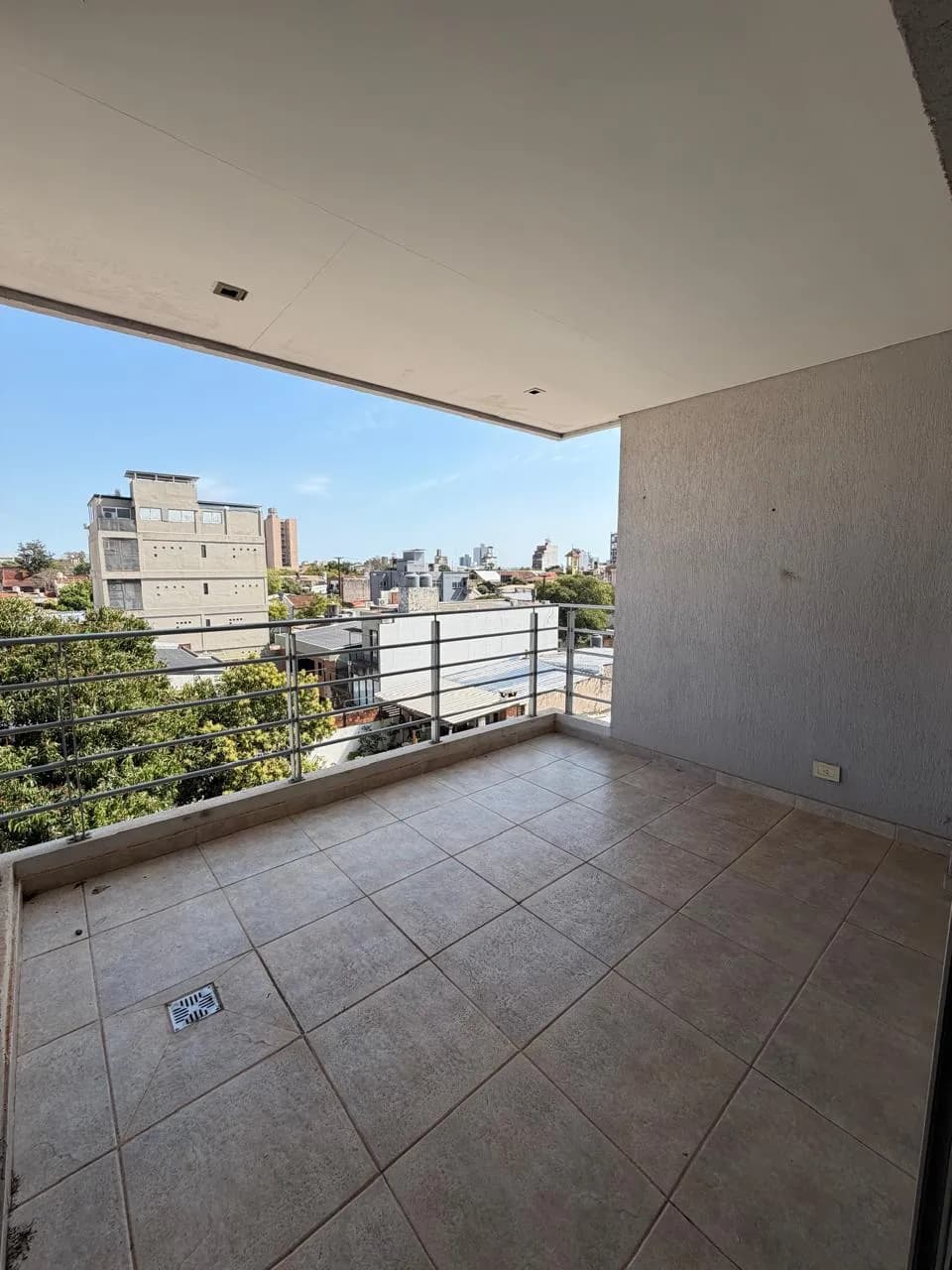 Amplio balcón con vista despejada