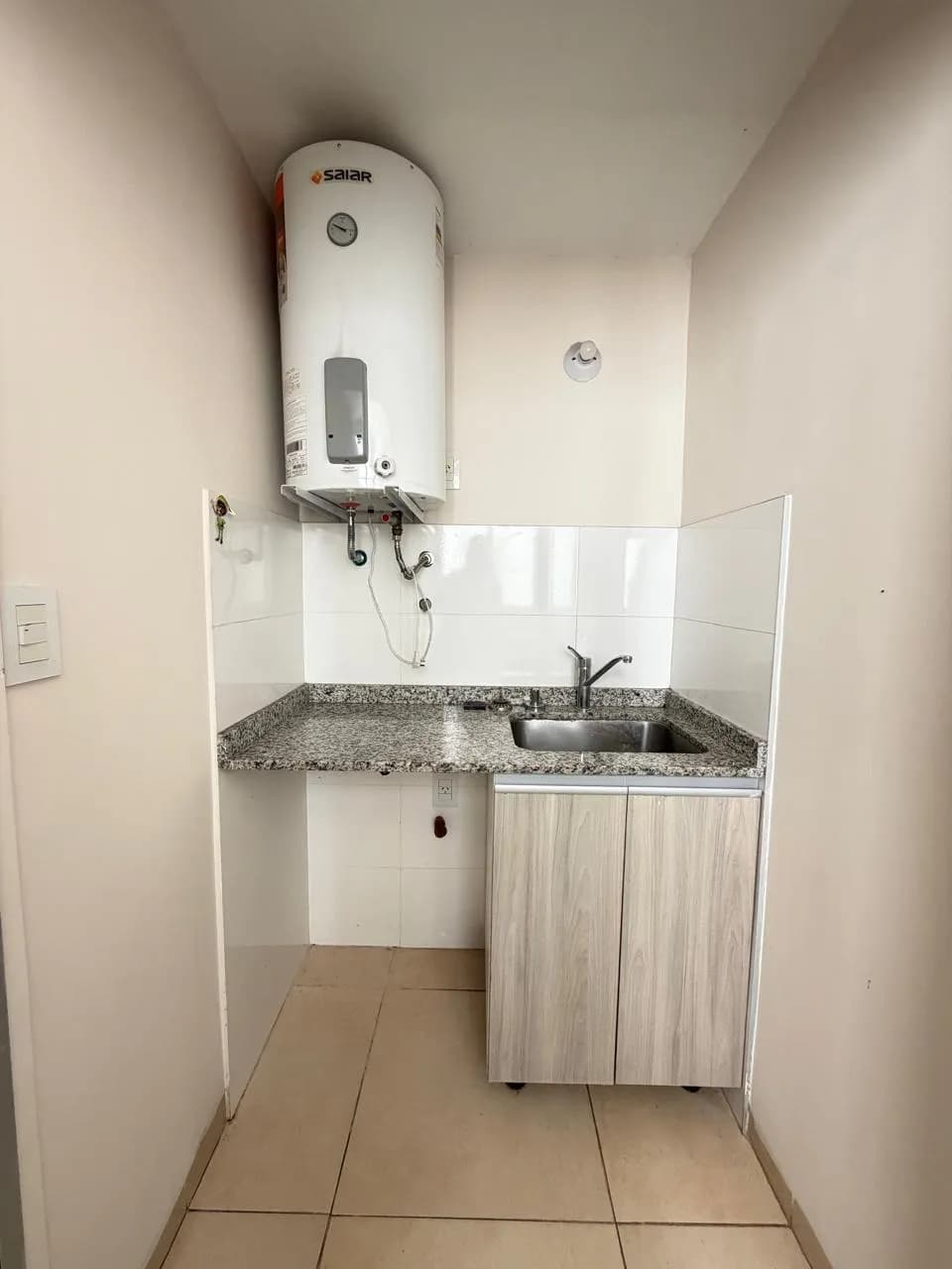 Cocina compacta con termotanque eléctrico