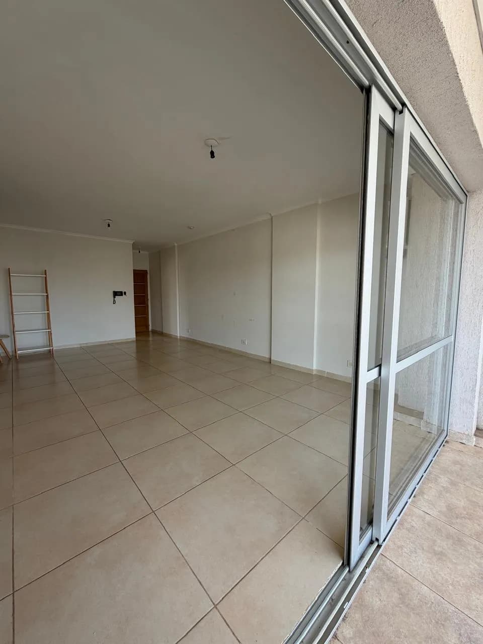 Amplio salón vacío con ventanal