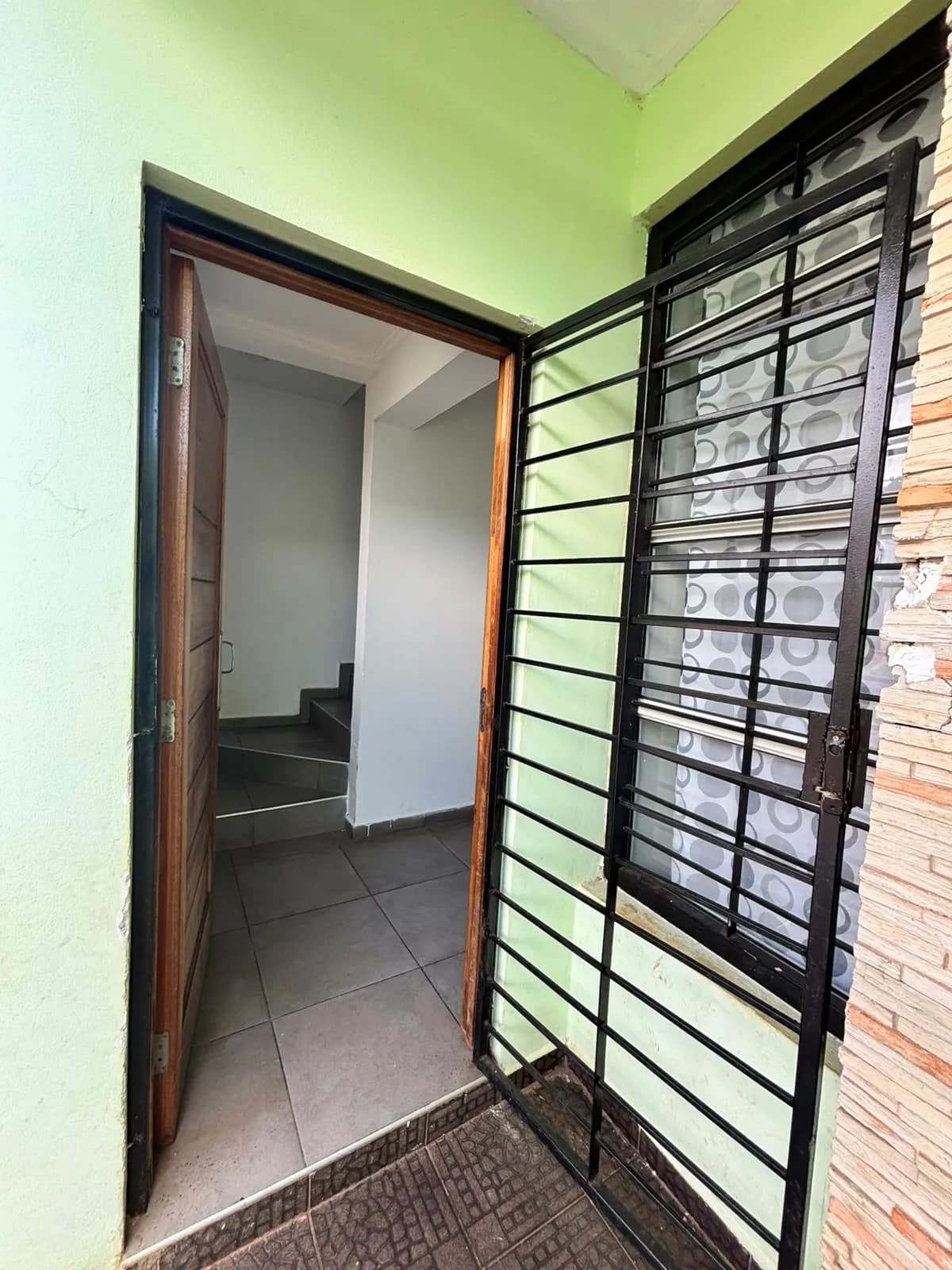 Entrada principal con reja de seguridad