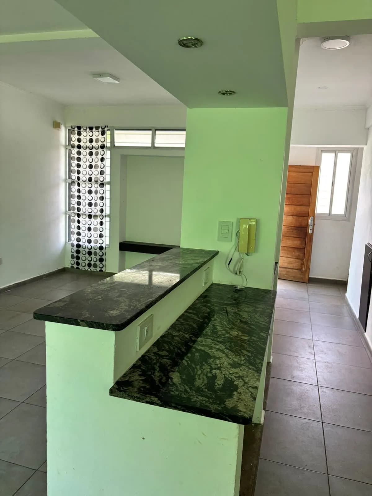 Cocina integrada con barra desayunadora