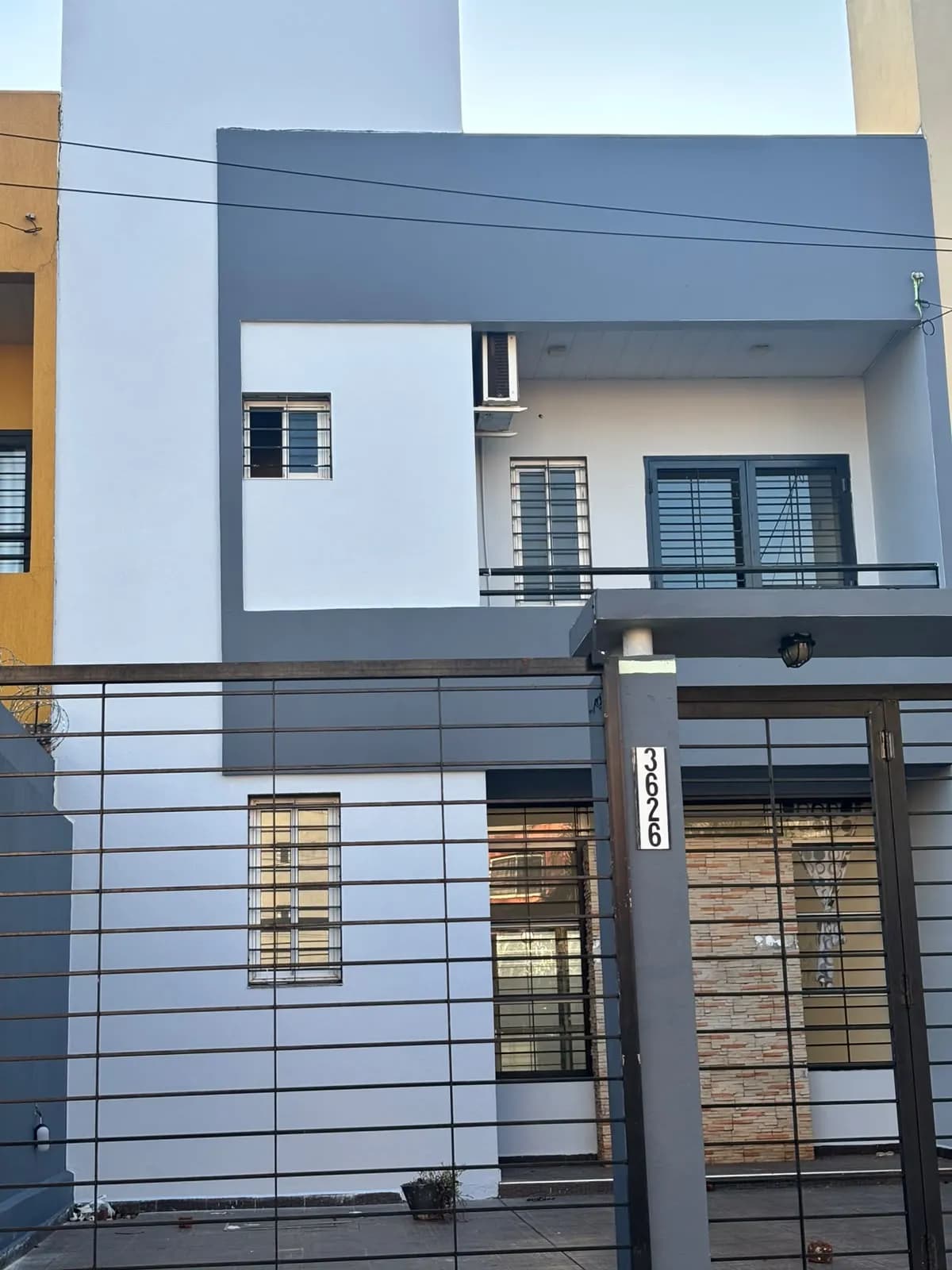 Fachada de casa moderna gris