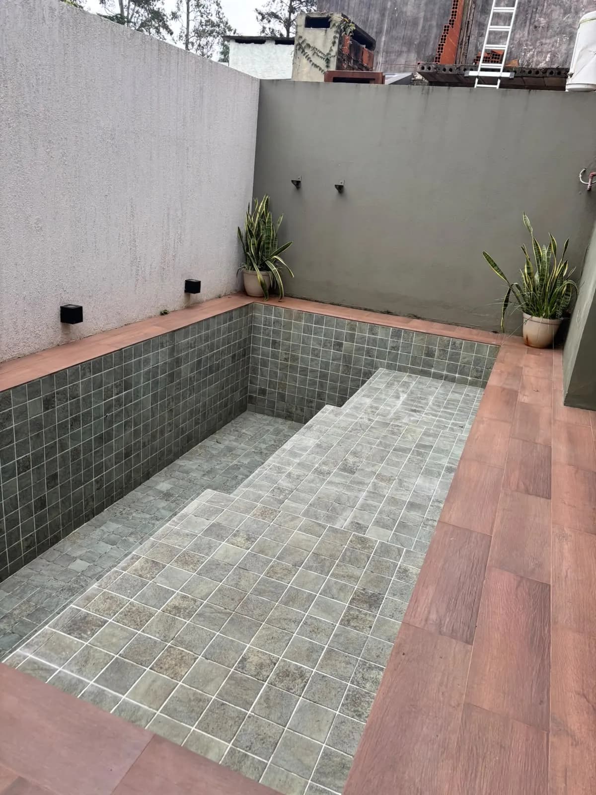Patio moderno con piscina vacía