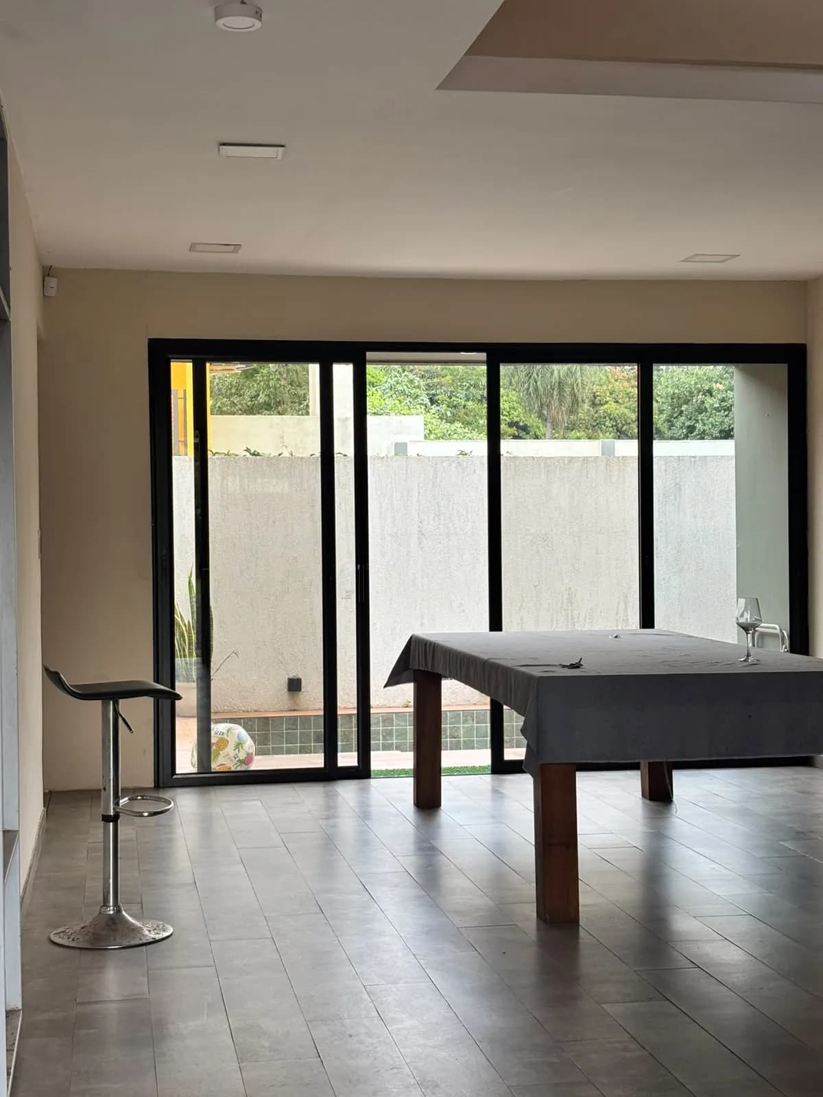 Amplio salón con grandes ventanales
