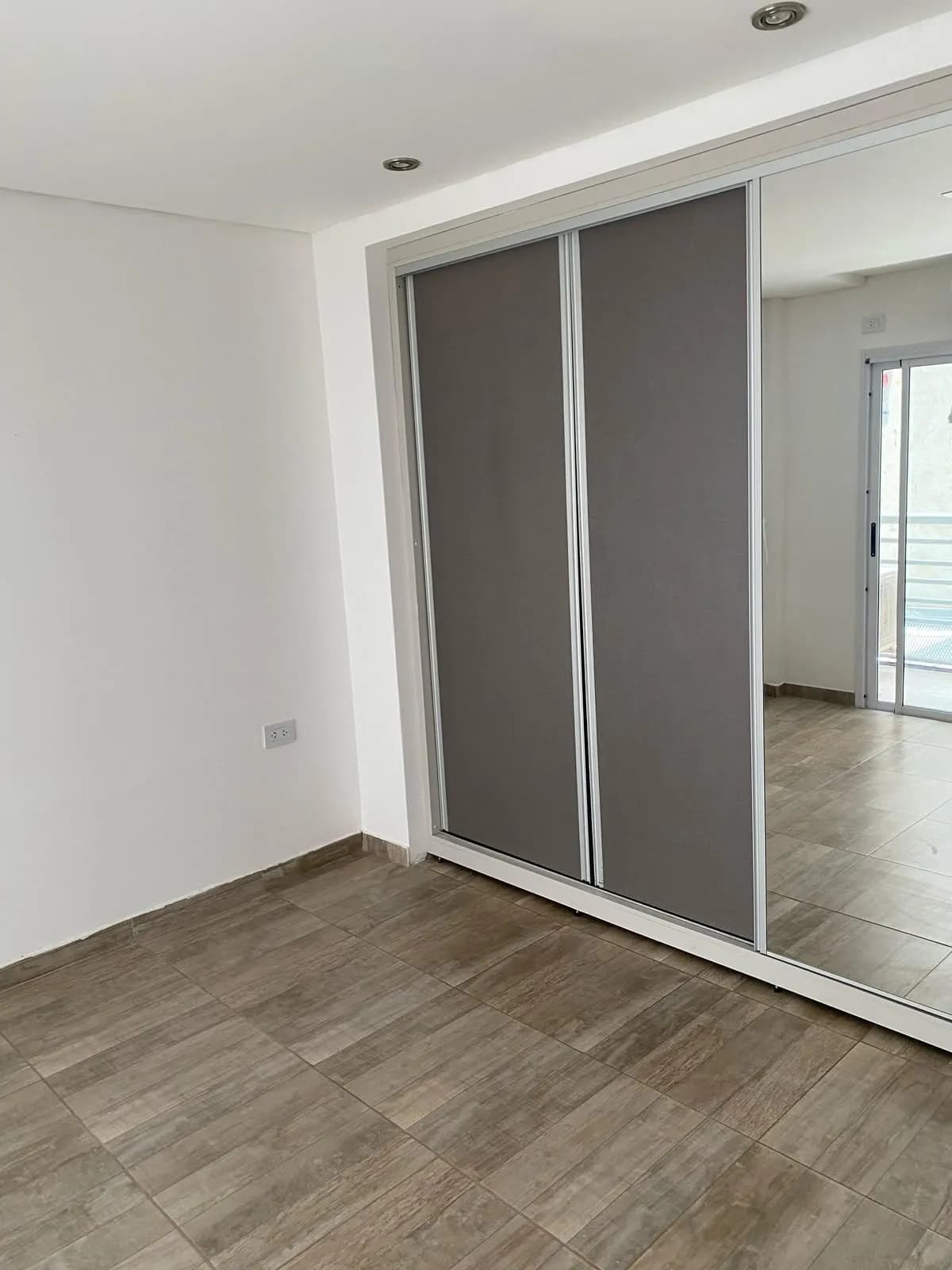 Dormitorio moderno con placard espejado