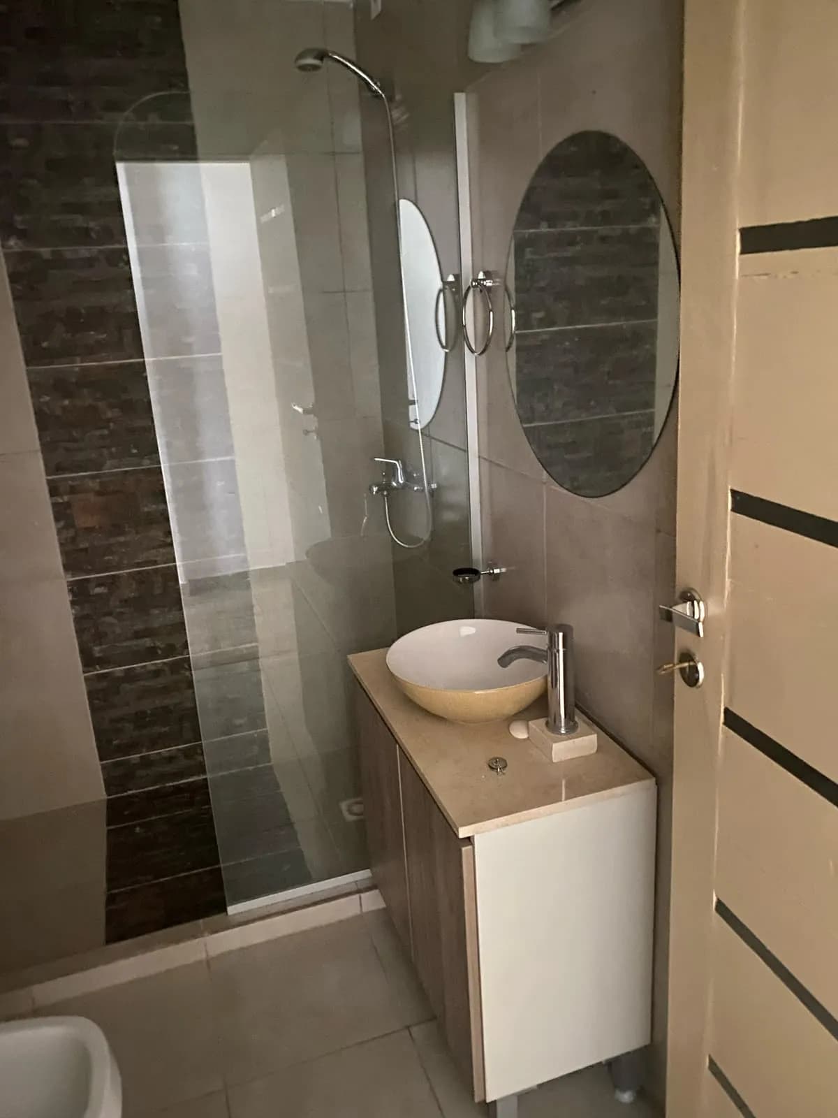Baño moderno con ducha y vanitory