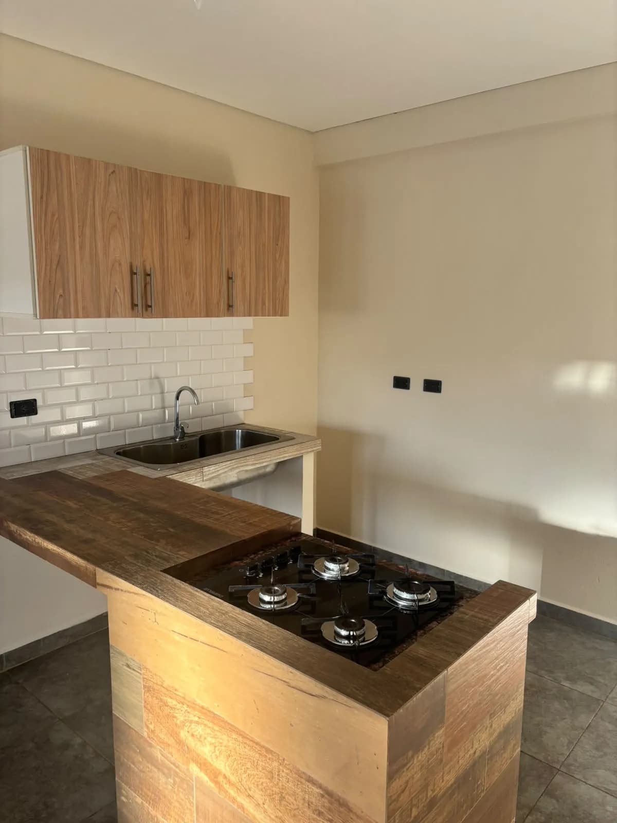 Cocina moderna con isla de madera