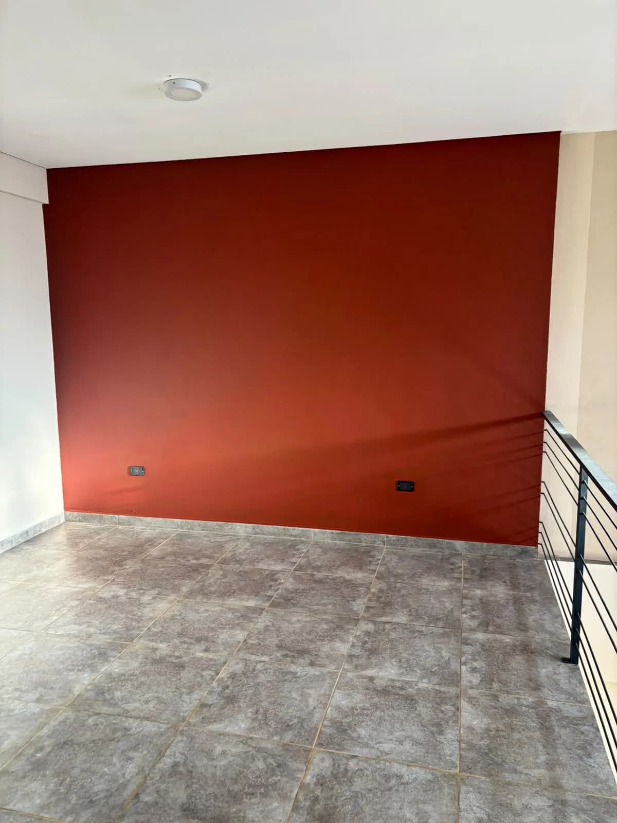 Espacio vacío con pared roja