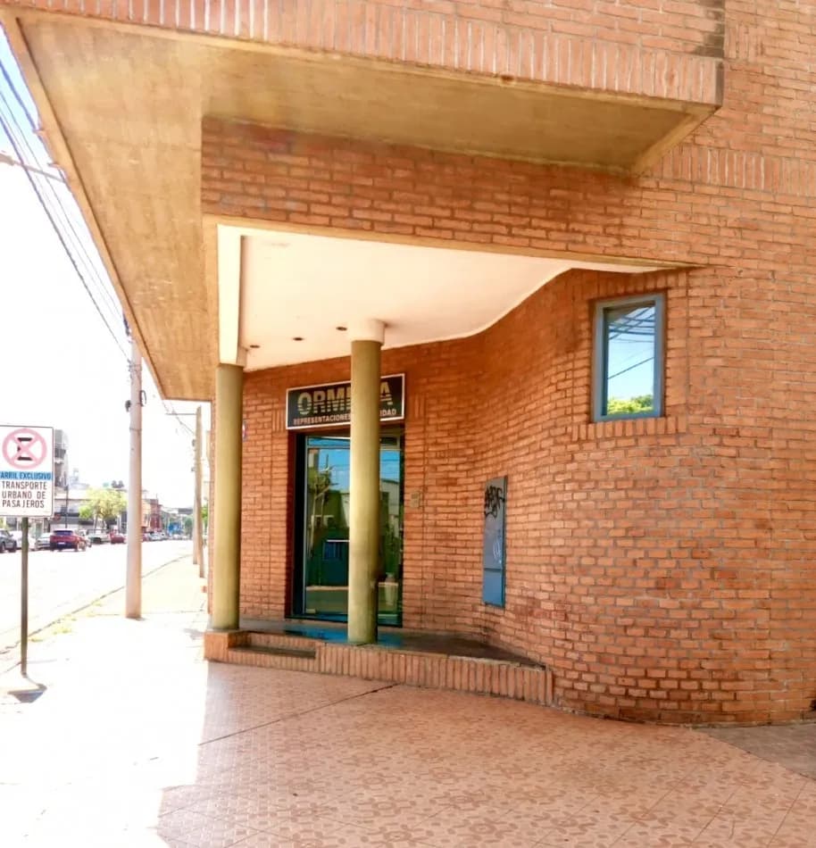 Local comercial de ladrillo en esquina