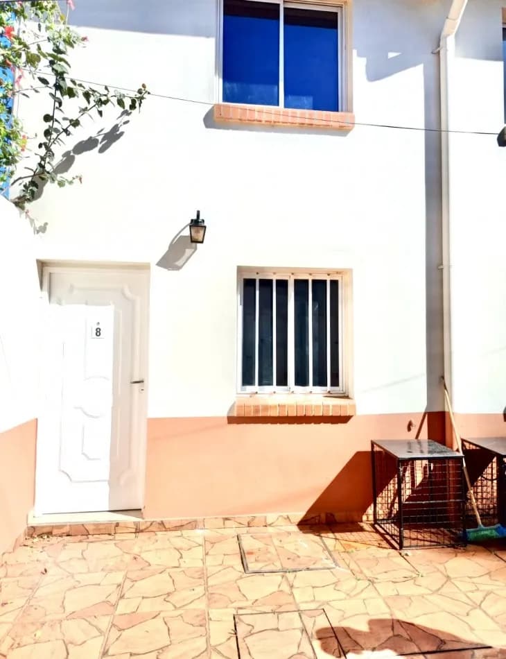 Fachada exterior de casa con patio