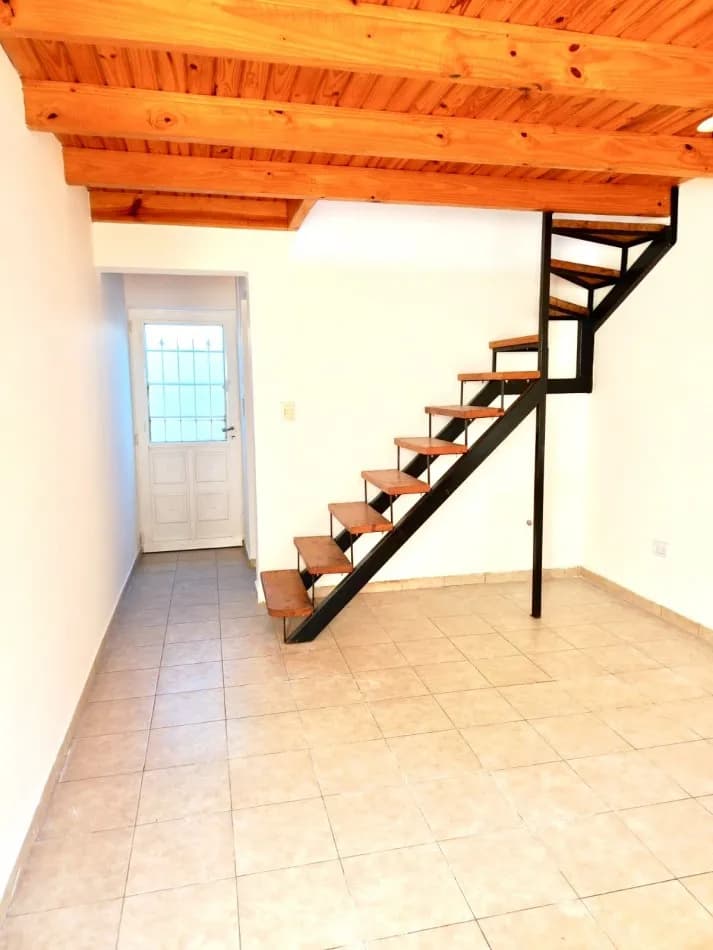 Ambiente con escalera al entrepiso
