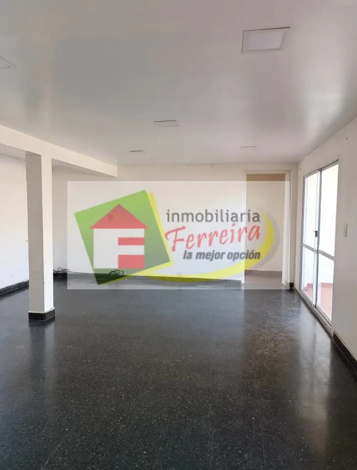 Salón amplio y luminoso vacío