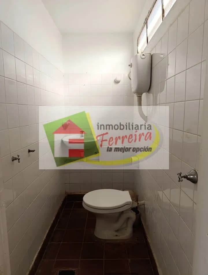 Baño pequeño con azulejos blancos
