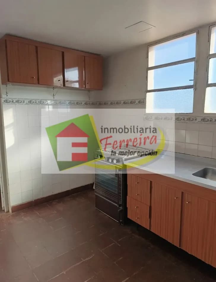Cocina sencilla con muebles de madera