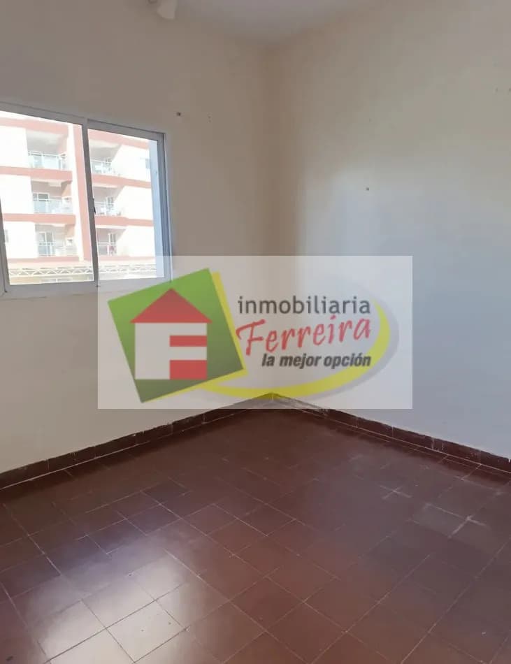 Habitación vacía con ventana al exterior