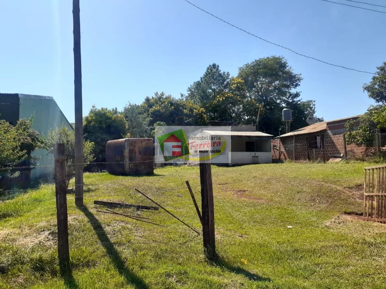 Amplio terreno verde con alambrado