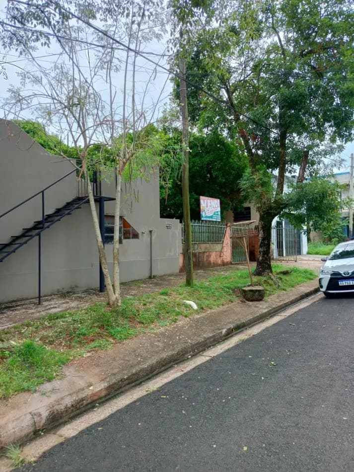 Fachada de casa con escalera exterior