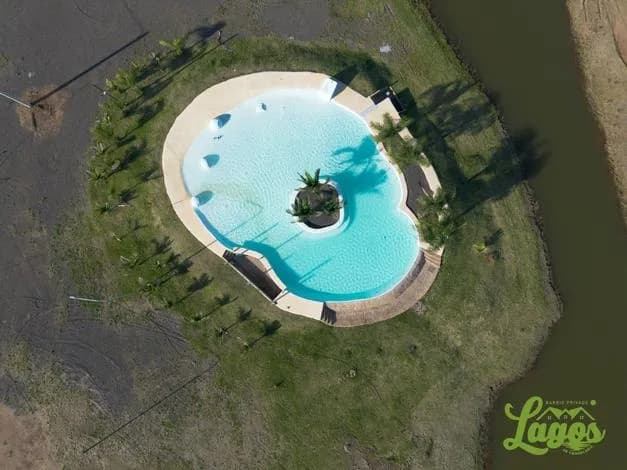 Vista aérea de piscina con isla
