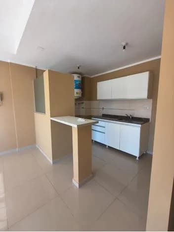 Cocina moderna con barra desayunadora