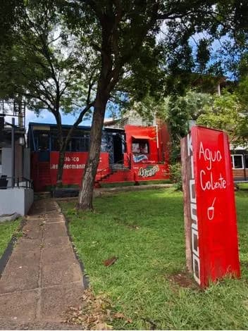 Local comercial rojo con jardín