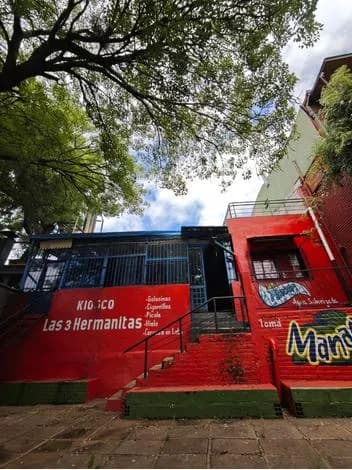 Local comercial con fachada roja