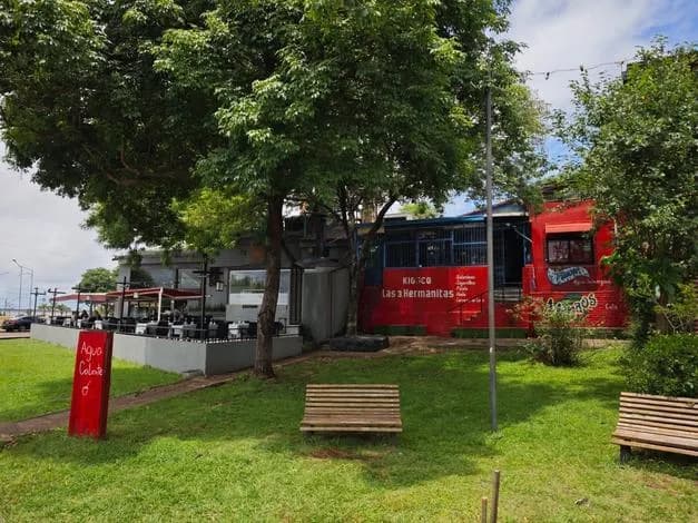 Local comercial con amplio jardín