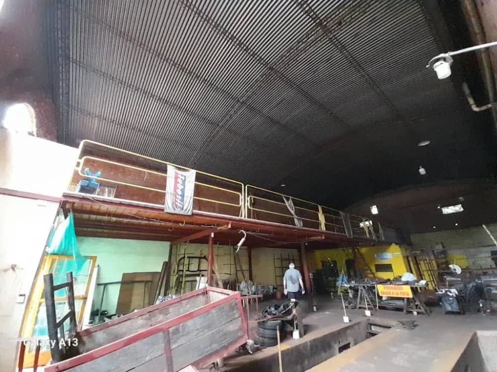 Galpón industrial amplio con entrepiso