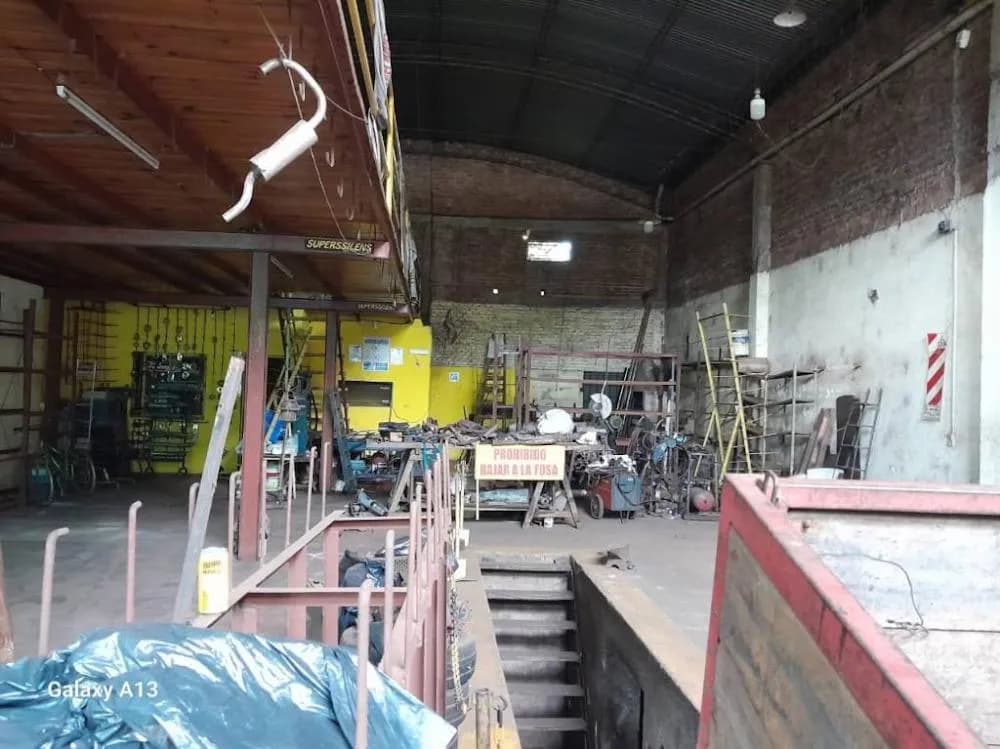 Amplio taller mecánico con fosa