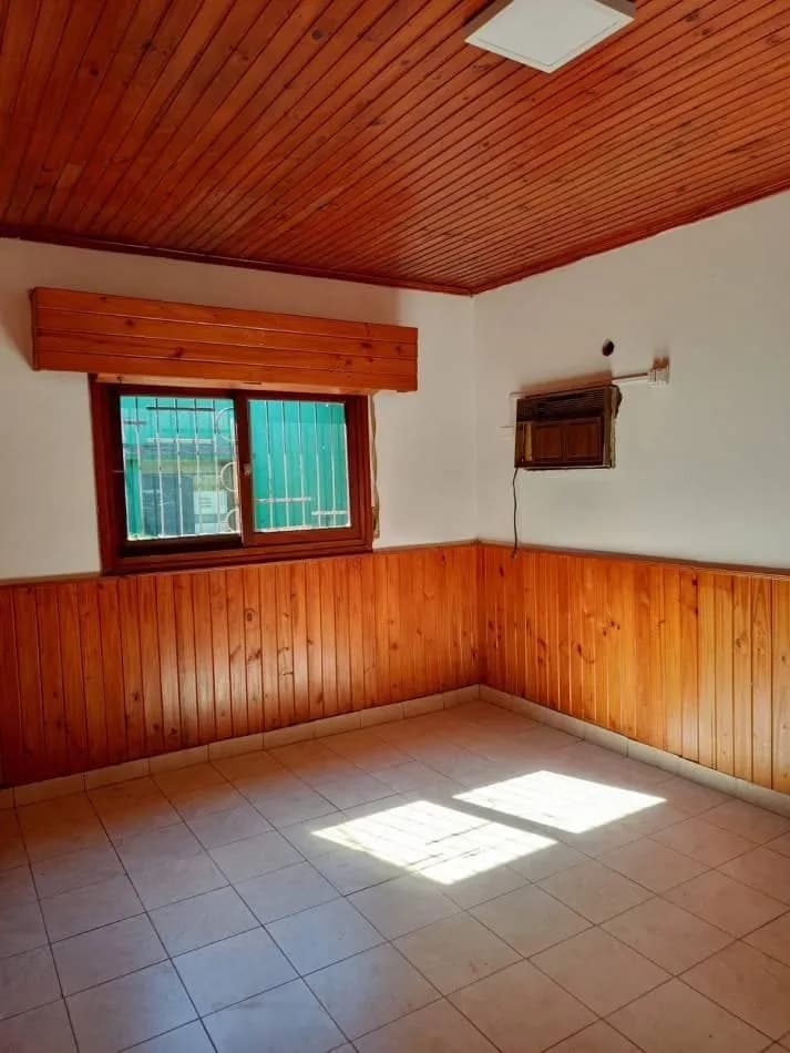 Habitación vacía con revestimiento de madera