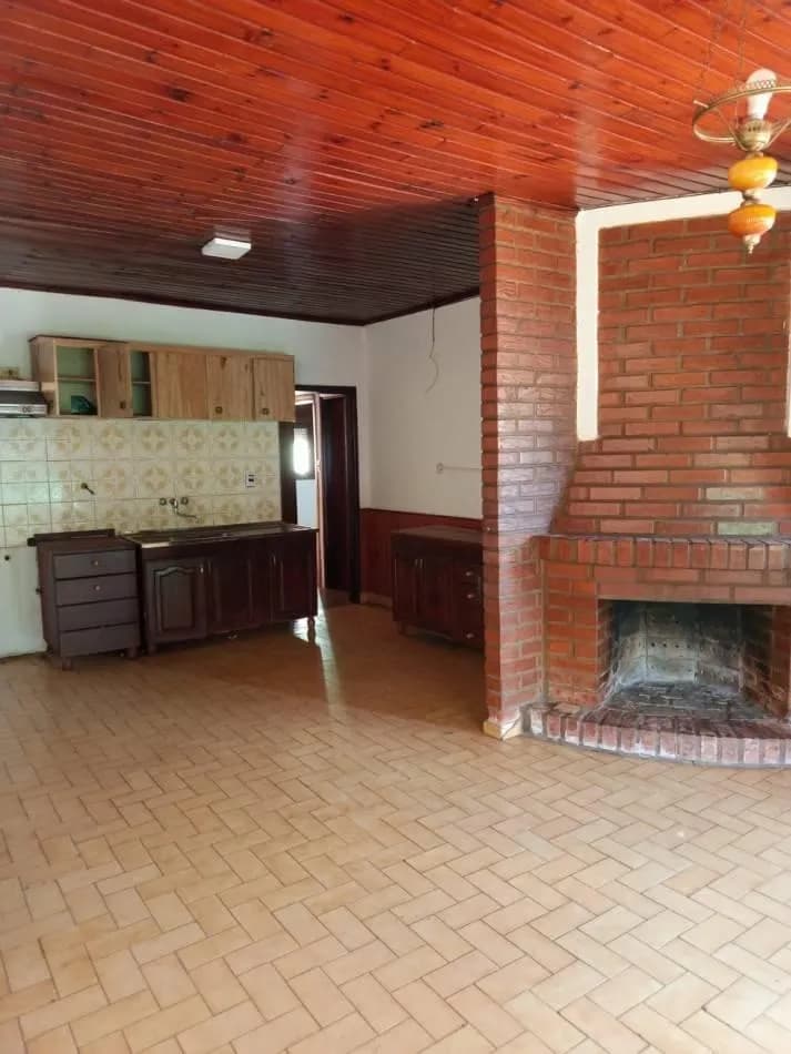 Cocina rústica con chimenea de ladrillo