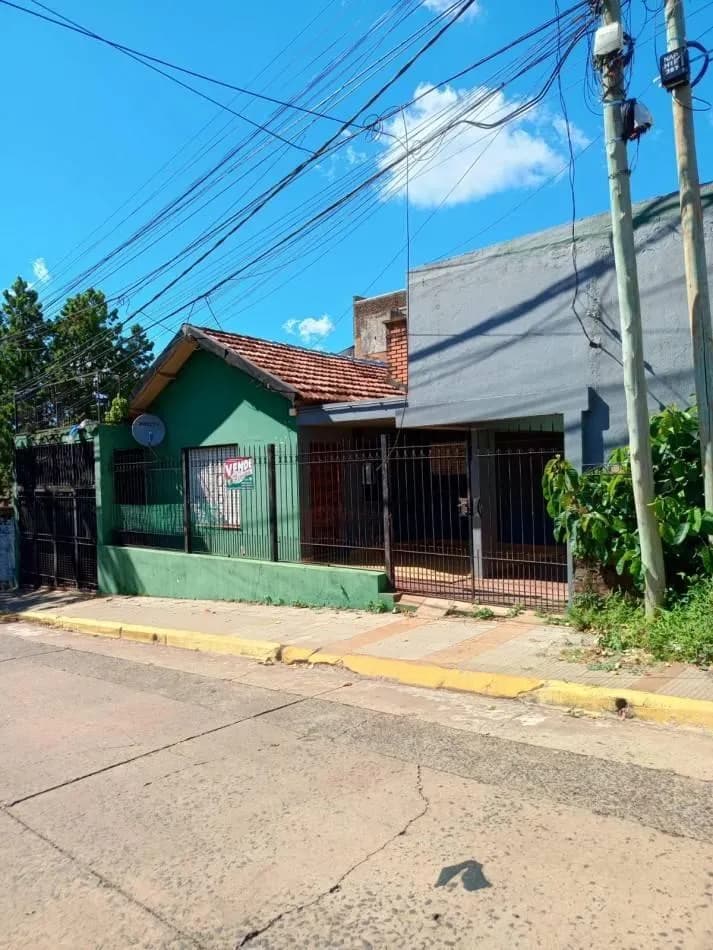 Casa verde con rejas en venta