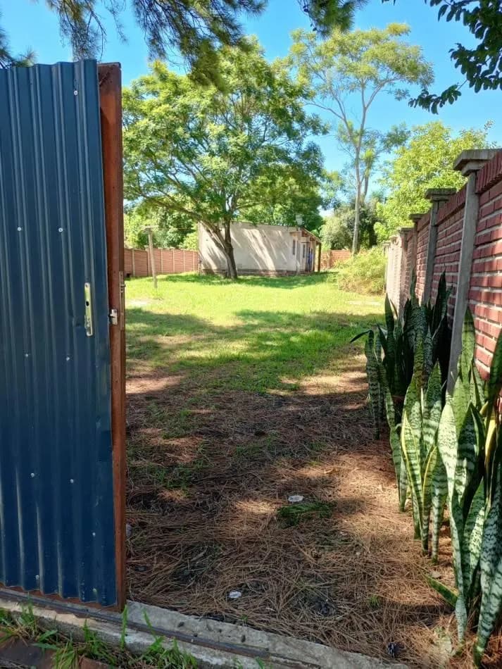 Amplio terreno con casa al fondo